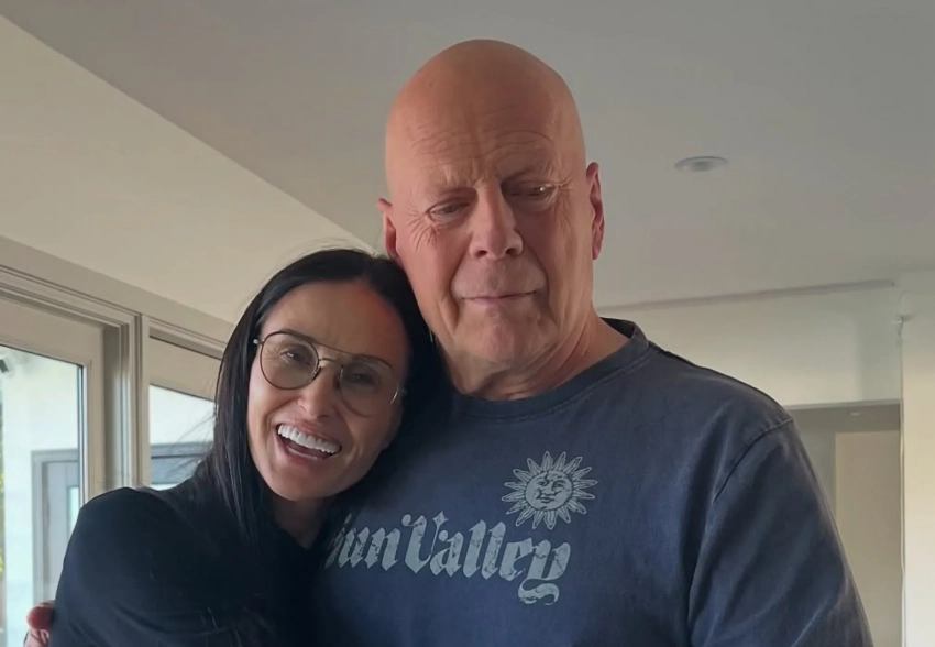 Деми Мур опубликовала новые фото с Брюсом Уиллисом и дочерьми в честь его 70-летия