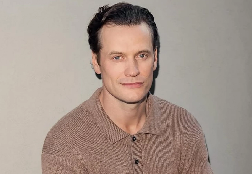 Иван Хохлов из 12 Storeez спит с заклеенным ртом