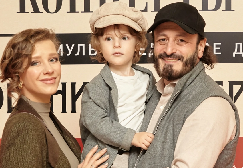 Елизавета Арзамасова и Илья Авербух с сыном посетили мультимедийное шоу "Мгновения Серебряного века"