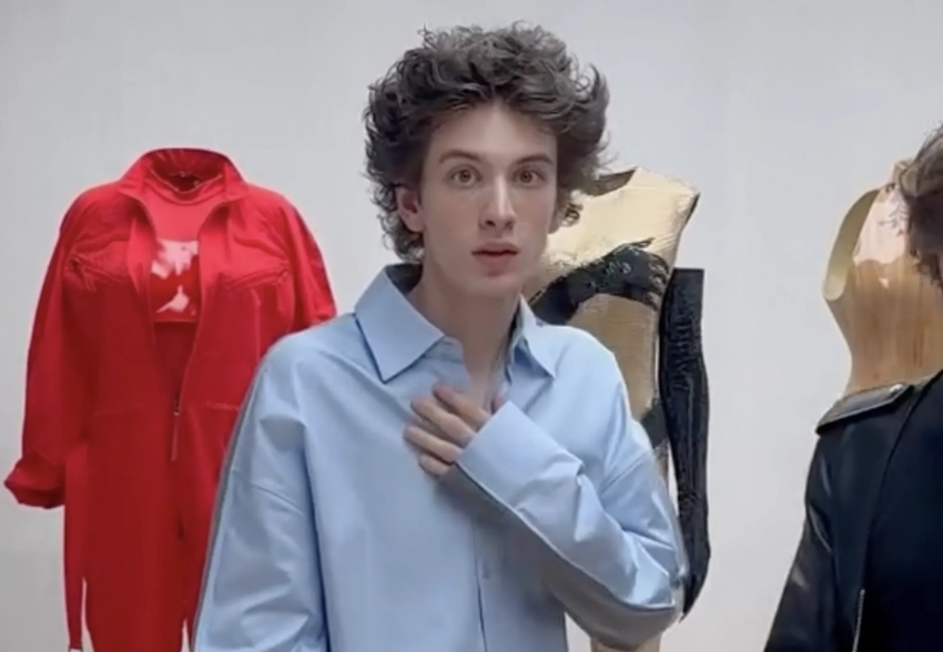 Марк Эйдельштейн вместе с братом посетил выставку бренда Loewe в Токио. В сети ходят слухи, что он подпишет с брендом контракт