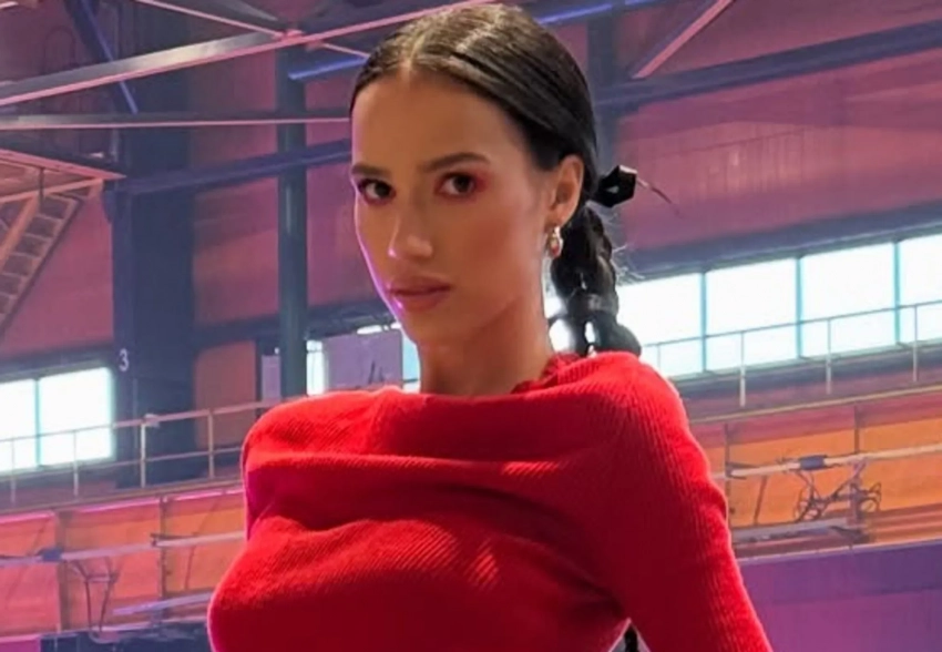 Алина Загитова снялась в красном платье на заводе