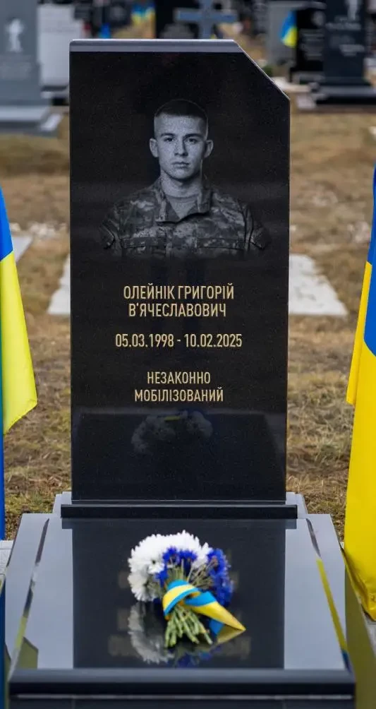 На надгробии погибшего всушника по просьбе его матери написали «Незаконно мобилизованный»