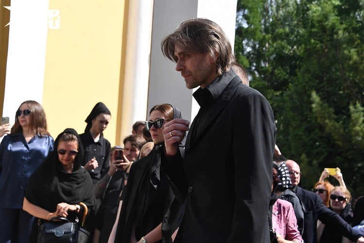 Петр Чернышев встал на колено перед могилой Анастасии Заворотнюк: дочь Мила прижалась к отцу у креста