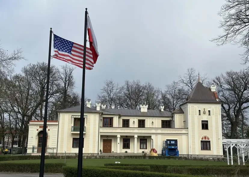 «Был рёв моторов, вертолёты, «Хамви», военные в очереди за кебабом, а сейчас тишина»: в Жешуве рассказывают о выводе контингента США