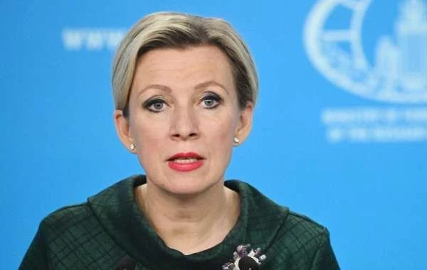 Захарова назвала "театром абсурда" планы Зеленского на День Победы