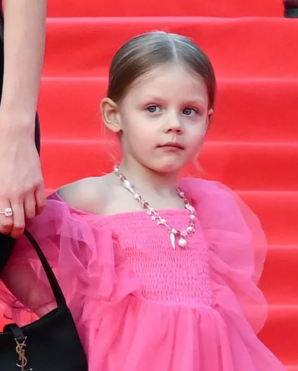 Софья Синицына вышла на красную дорожку с дочерью от Павла Табакова