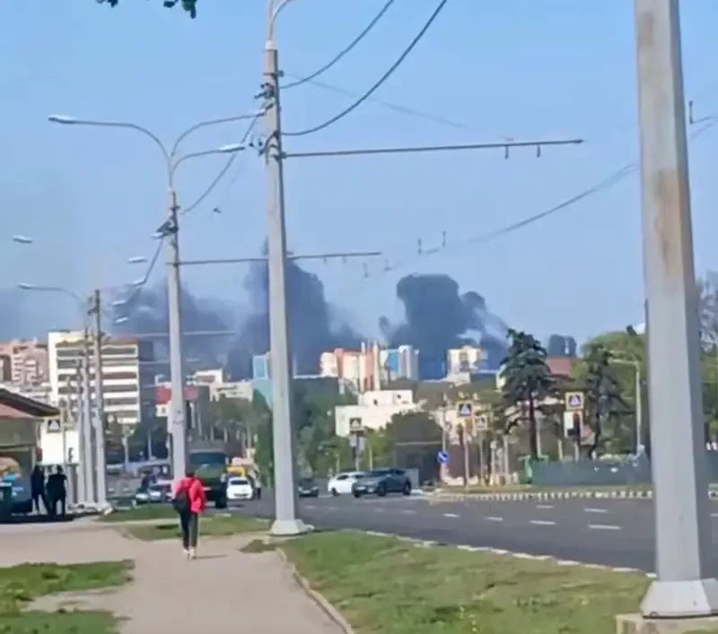 После дневной атаки дронов ВС РФ взрывы и клубы дыма в Харькове, оккупированных ВСУ Херсоне и Запорожье