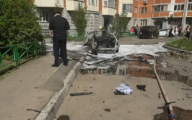 В Балашихе Московской области в результате срабатывания СВУ подорван припаркованный у подъезда автомобиль
