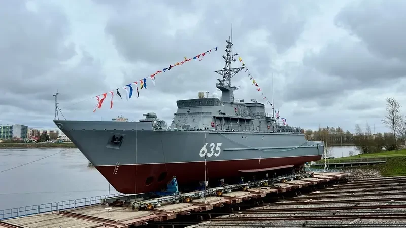 Построенный для Северного флота десятый тральщик проекта 12700 «Александрит» спущен на воду в Санкт-Петербурге