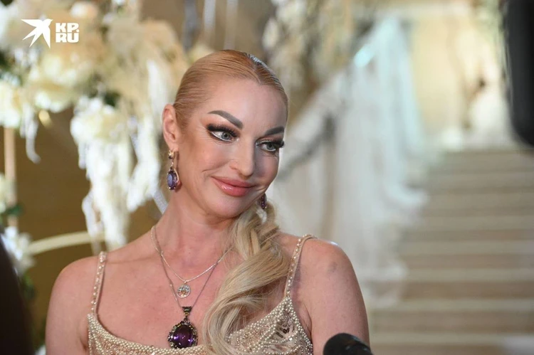 Торт из роз, икона от балерины и никаких поцелуев под «Горько»: Как прошла свадьба дочери Анастасии Волочковой в Петербурге