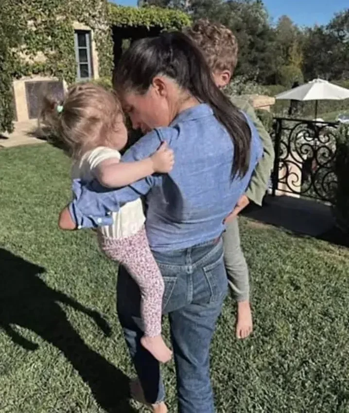 Меган Маркл рассказала на подкасте о любви принца Гарри и расплакалась при упоминании детей