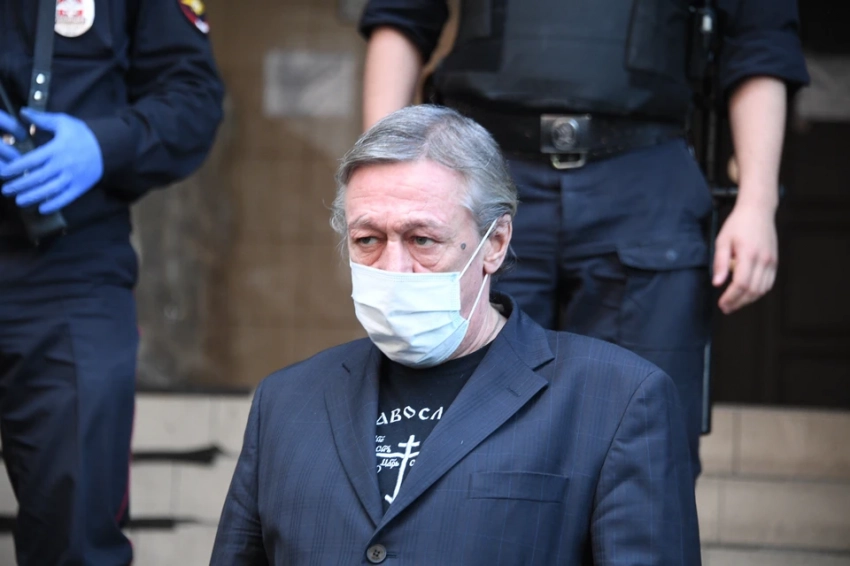 Вышел тайно, глубокой ночью: Что известно об освобождении Михаила Ефремова из колонии