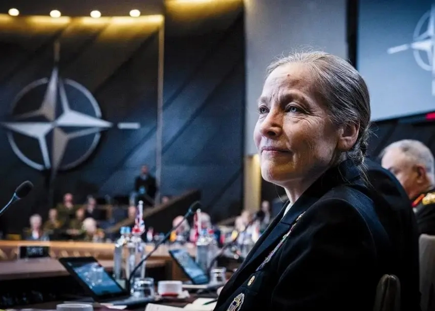 Член конгресса: представителя США в НАТО уволили за отказ вешать портрет Трампа