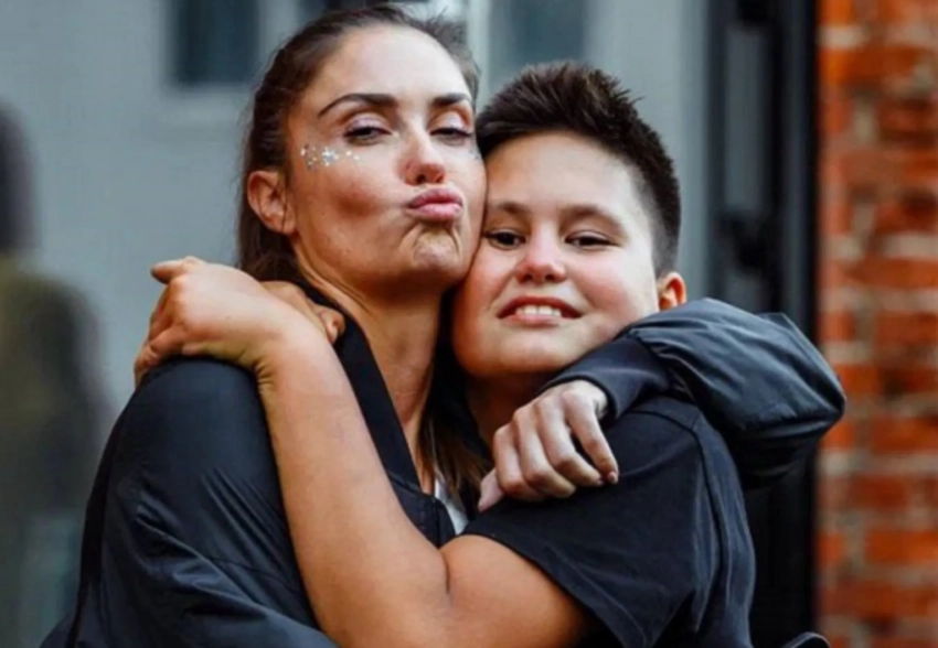 "Подростки бывают жестокими". Сына Агаты Муцениеце дразнят в школе из-за её откровенных видео