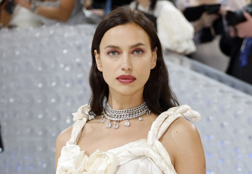 "За экологичность". Ирина Шейк рассказала, что летает лоукостером