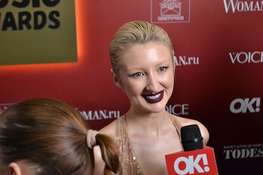 Муза Киркорова появилась в откровенном наряде на "Жаре" и заговорила о красных флагах: подробности