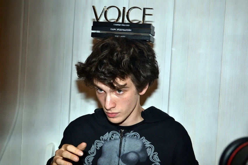 "Тут мой дом, я всех люблю": Марк Эйдельштейн заявил, что не планирует переезжать из России и зачитал рэп