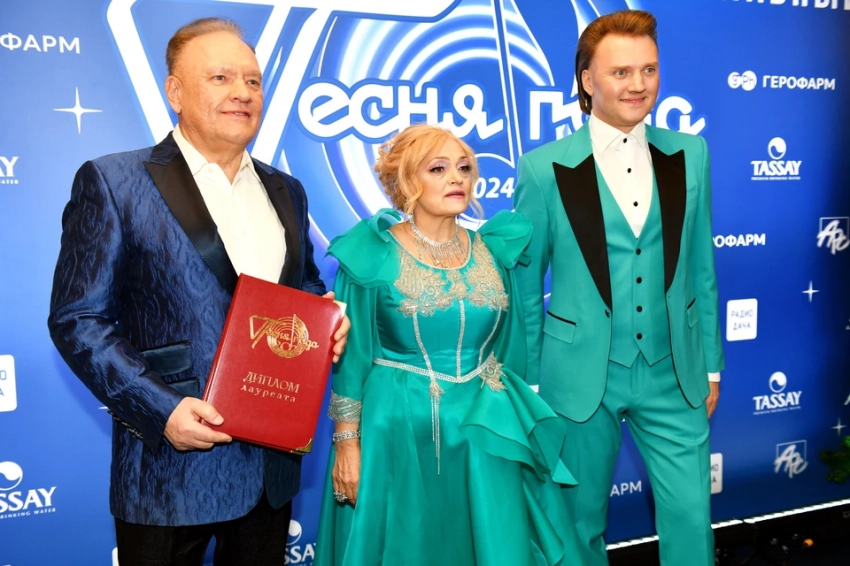 Надежда Кадышева замахнулась на стадионы на фоне слухов о страшной болезни: Сколько певица с сыном зарабатывают на "Веночке"