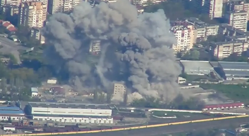 Российские дроны засняли момент точного попадания 4-х российских ФАБов по объекту ВСУ в Херсоне