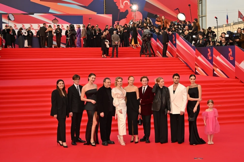 Софья Синицына с дочкой Павла Табакова и одинокий Дмитрий Шепелев: как прошло открытие 47-го Московского международного кинофестиваля