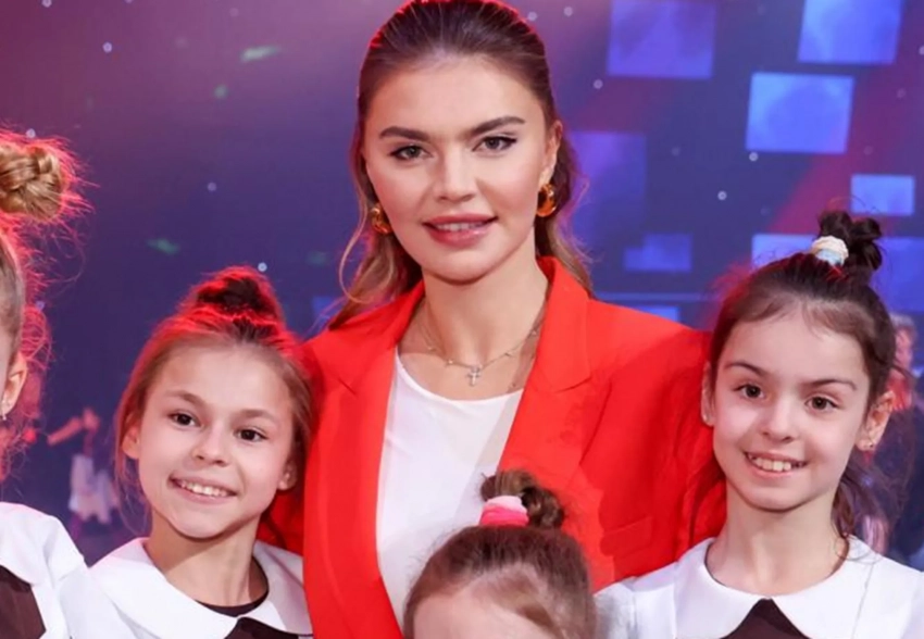 Алый костюм и нежное платье: в сети появились новые фото Алины Кабаевой