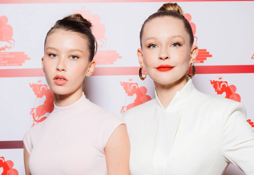 Юлия Пересильд с дочерью Анной, Владимир Вдовиченков, Тимур Родригез с Катей Кабак на премьере фильма "Мужу привет"