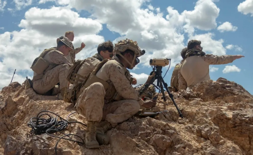 Заменят на «смартфоны»: армия США собирается отказаться от использования радиостанций в тактических целях