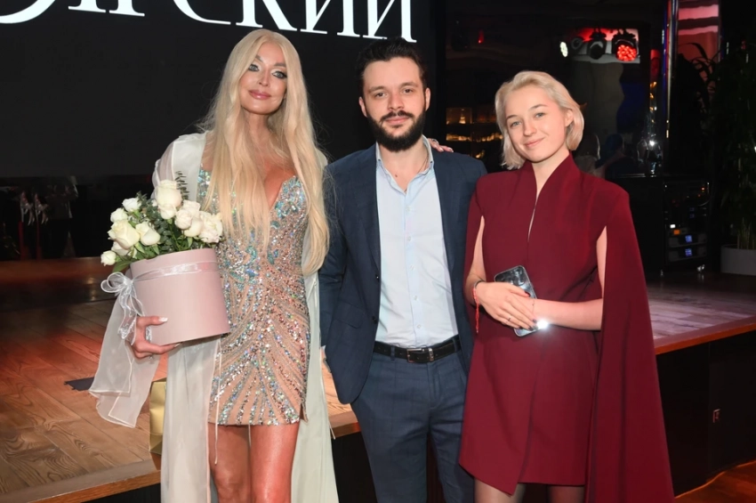 «Ее жених никто и звать его никак»: Анастасия Волочкова за сутки до свадьбы дочери резко раскритиковала ее и будущего зятя