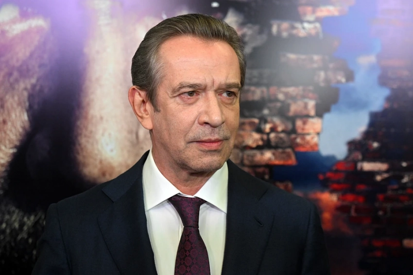 Премьера военной драмы «В списках не значился»: активный Владимир Машков, обаятельная Яна Сексте с семьей и Владислав Миллер в элегантном костюме