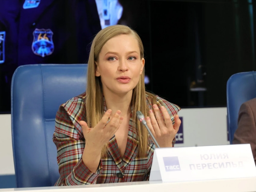 Юлия Пересильд рассказала, как семья переживала во время ее полета в космос: «У мамы началась очень сложная онкология»