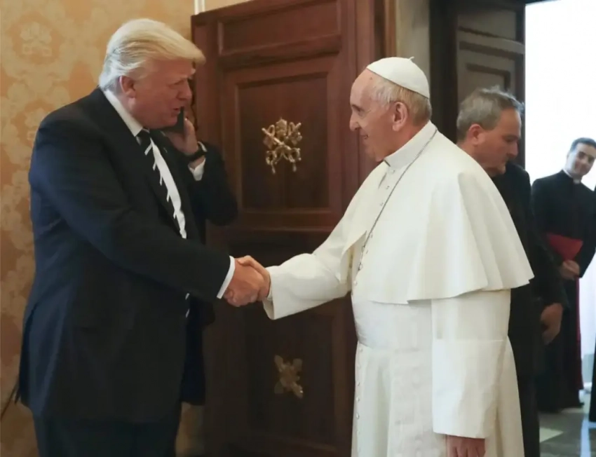Американский сенатор предложил выбрать Трампа новым папой римским