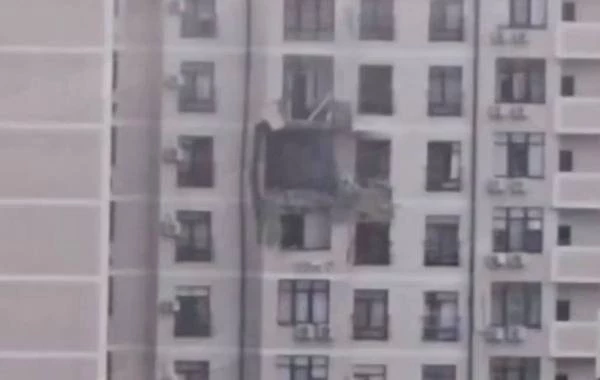 Украинский БПЛА врезался в жилой комплекс в Новороссийске: в городе слышны взрывы