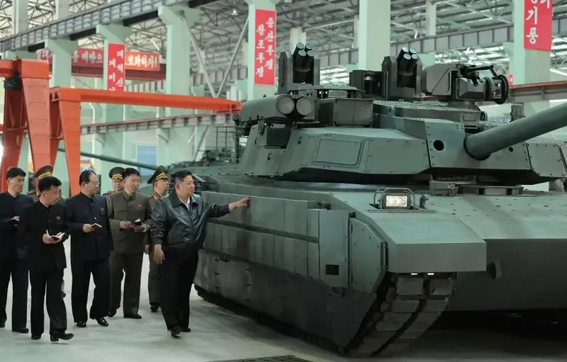 «Заменят устаревшие»: Ким Чен Ын ознакомился с производством новых танков, отметив прогресс КНДР в танкостроении