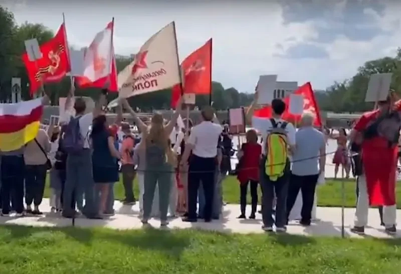 Попытки проукраинских активистов сорвать «Бессмертный полк» в Вашингтоне провалились, акция прошла после 6-летнего перерыва