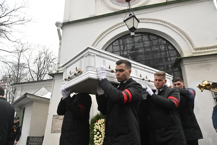 "Ей нужна помощь специалистов": Друзья умершего Паши Техника пытаются вразумить оскандалившуюся экс-жену