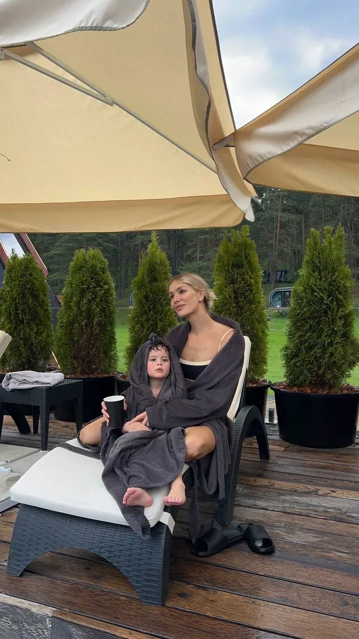 Елена Перминова вернулась к детям после каникул с бойфрендом Тарасом Романовым