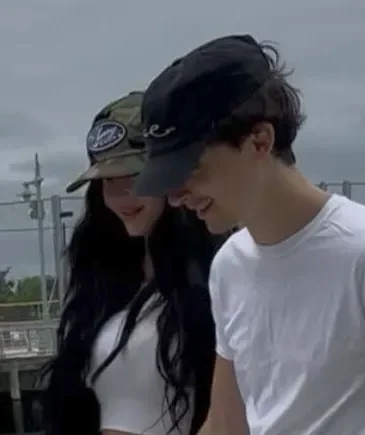 Тимоти Шаламе и Кайли Дженнер заметили на прогулке в Нью-Йорке