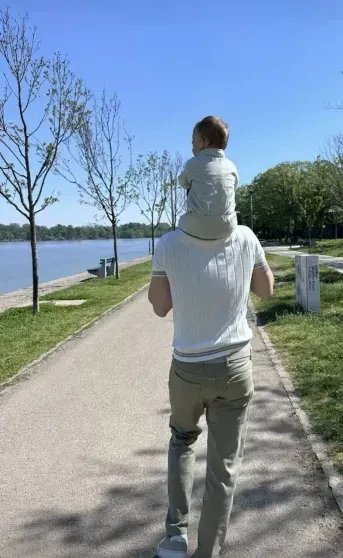 "Мы на двух концах мрачного тоннеля". Александр Петров и Милош Бикович рассказали о своих буднях молодых отцов