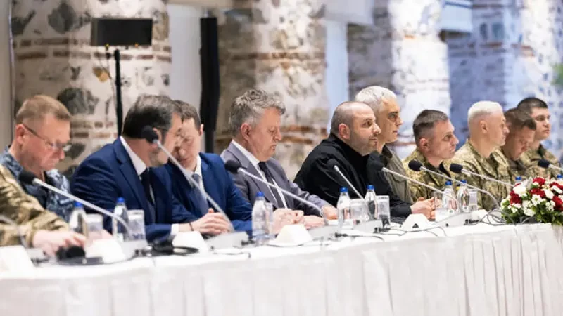 «Украинские политики могут начать ментально дистанцироваться от Зеленского»: западные медиа удивлены спокойным тоном Умерова после переговоров с Россией