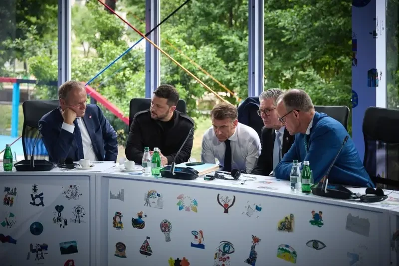 «Путин должен безоговорочно принять предложенное перемирие»: Макрон выступил с заявлением после телефонного разговора с Трампом