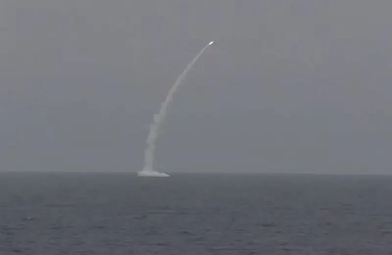 «Успешно, с подтверждением всех параметров»: Многоцелевая АПЛ «Архангельск» выполнила ракетный пуск, поразив «Калибром» береговую цель