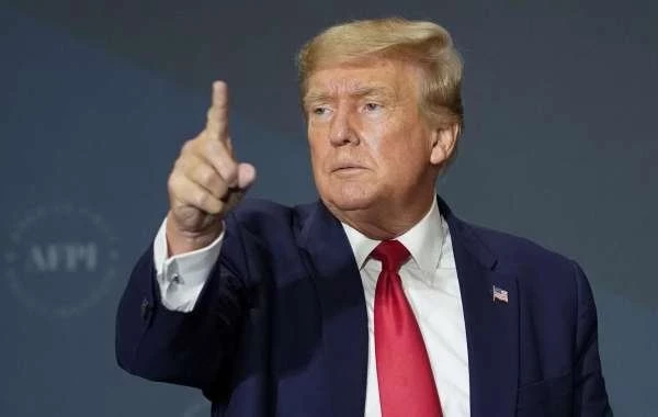 Трамп заявил, что не собирается пересматривать свое решение о пошлинах против ЕС