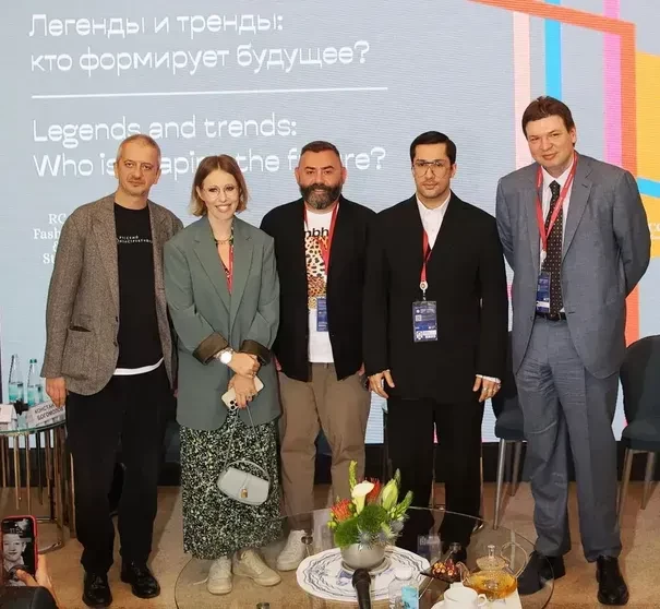 "Могу быть кошечкой или дикой львицей". Сотни эскортниц приедут на ПМЭФ-2025