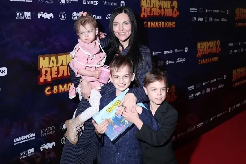 Многодетная мама Валерия Девятова из «Фабрики» и Женя Малахова с тайным сыном: Звезды показали наследников на премьере «Мальчик-дельфин 2»