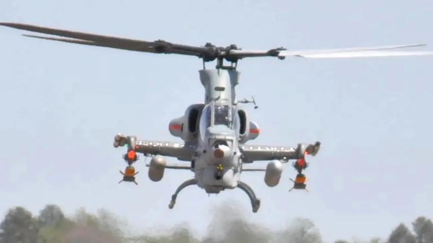 «Будут поражать ЗРК С-400»: американские вертолёты AH-1Z замечены с модулем Red Wolf