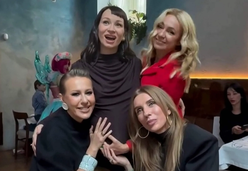 Яна Рудковская, Ксения Дукалис, Светлана Бондарчук, Ксения Собчак и другие звёзды пришли на завтрак по случаю дня рождения Иды Галич