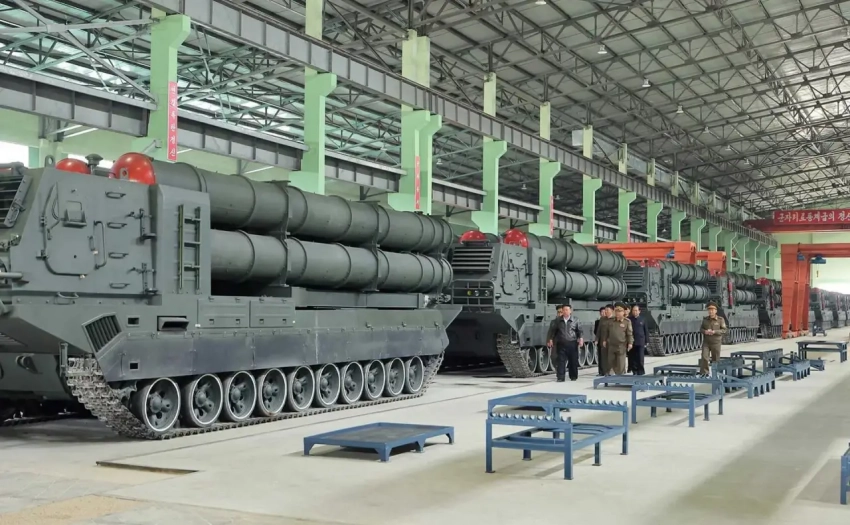 «Система залпового огня сверхбольшого калибра»: КНДР показала серийное производство ракетной установки KN-25