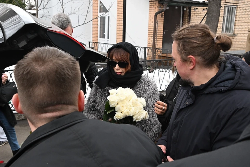 "Ей нужна помощь специалистов": Друзья умершего Паши Техника пытаются вразумить оскандалившуюся экс-жену