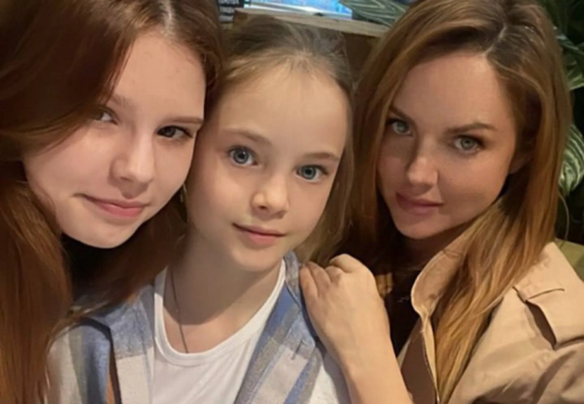 Певица МакSим опубликовала совместное фото с дочерьми