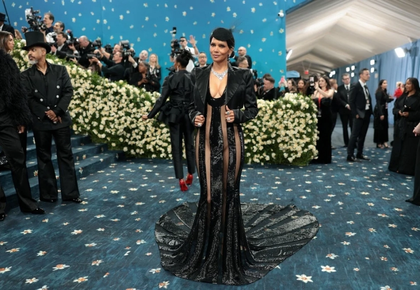 Самые яркие образы Met Gala 2025: Ким Кардашьян в коже и шляпе, Мадонна в костюме колонизатора и Холли Берри в полуголом платье и пугающий Джордан Роф